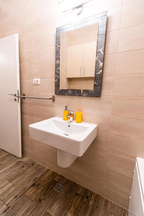 Yan Apartment - Near Mall & Free Private Parking Brasov Exterior photo
