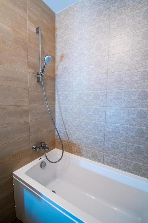 Yan Apartment - Near Mall & Free Private Parking Brasov Exterior photo