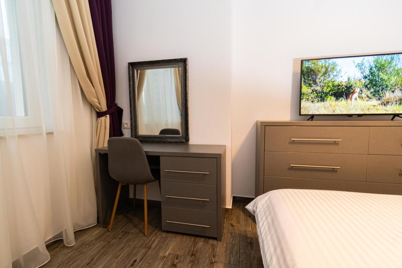 Yan Apartment - Near Mall & Free Private Parking Brasov Exterior photo
